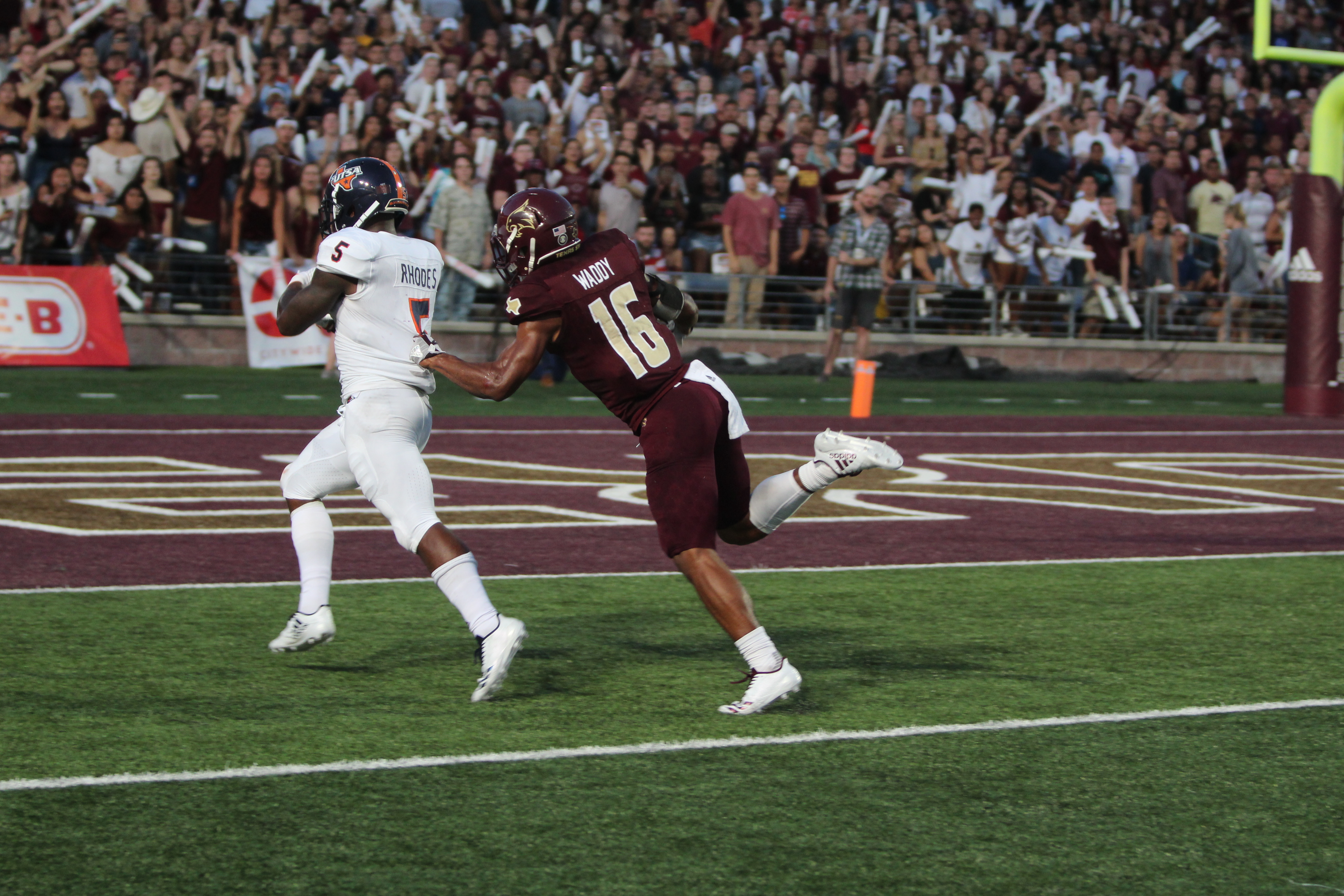 TXST Safety JaShon Waddy trying to stop UTSA tailback Jalen Rhodes from scoring in 2017.