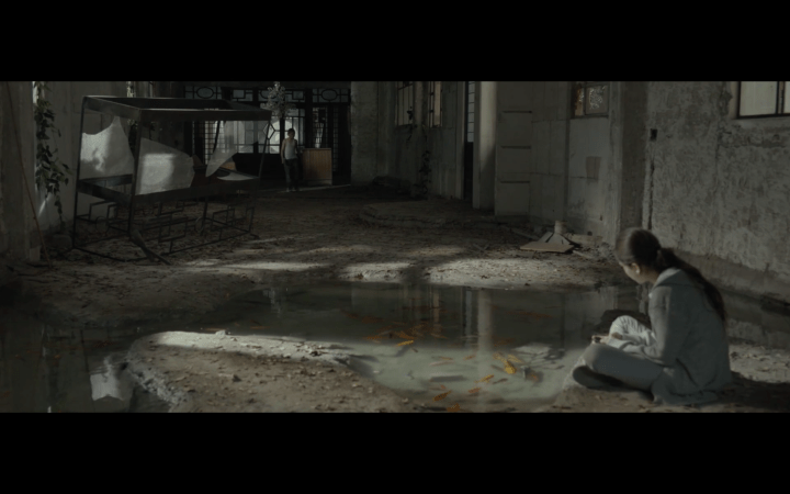 screenshot from Tigers Are Not Afraid of the koi pond in an abandoned mansion