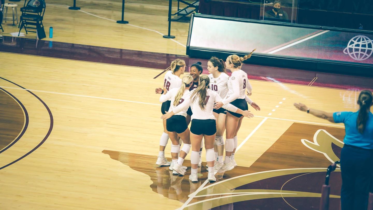 Texas State Bobcat Volleyball players are huddling up.