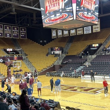 Texas State men's basketball warming up before game against South Alabama