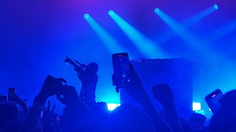 JPEGMAFIA performs “WHAT KIND OF RAPPING IS THIS”, also engaging with the audience during a live performance, as fans raise their phones to capture the moment.