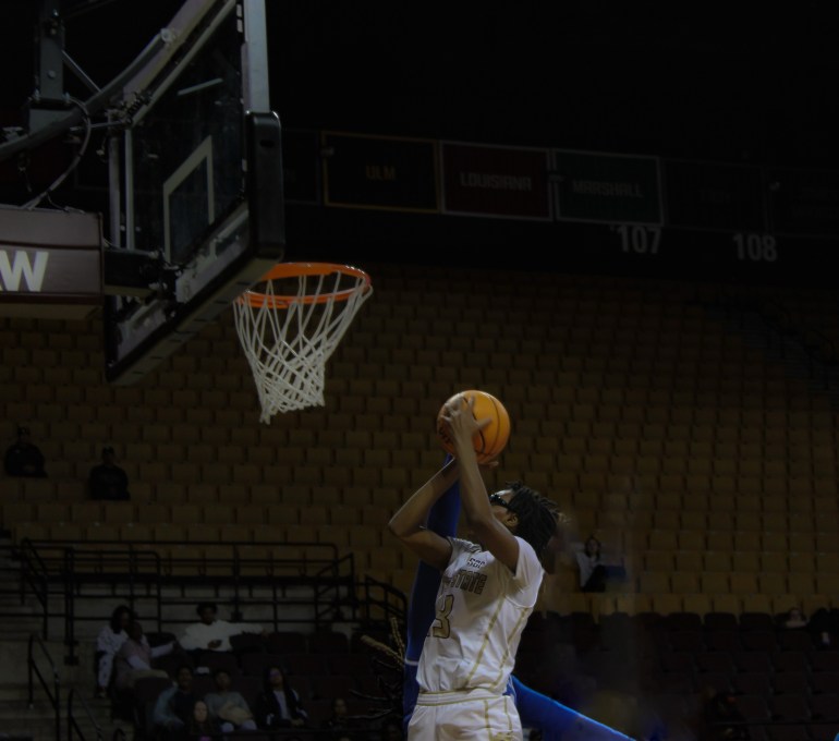 Sophomore guard Taleiyah Gibbs driving in for a basket. | Lily Frank 