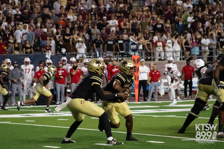 Jordan McCloud hands the ball off to Ismail Mahdi | Audrey Pasillas