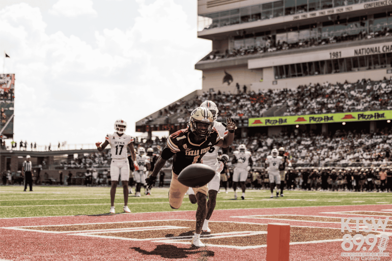 Jackson can't find Dawn in the endzone