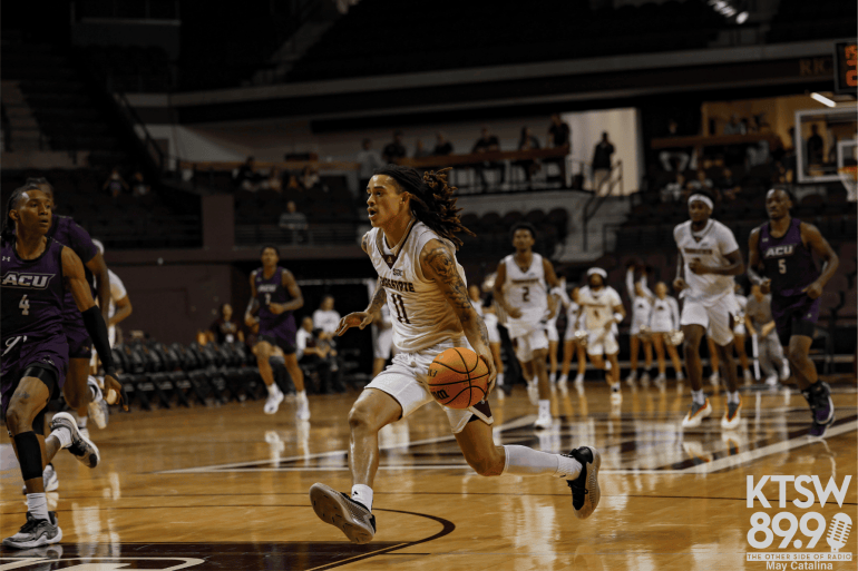 Kaden Gumbs driving to the rim
