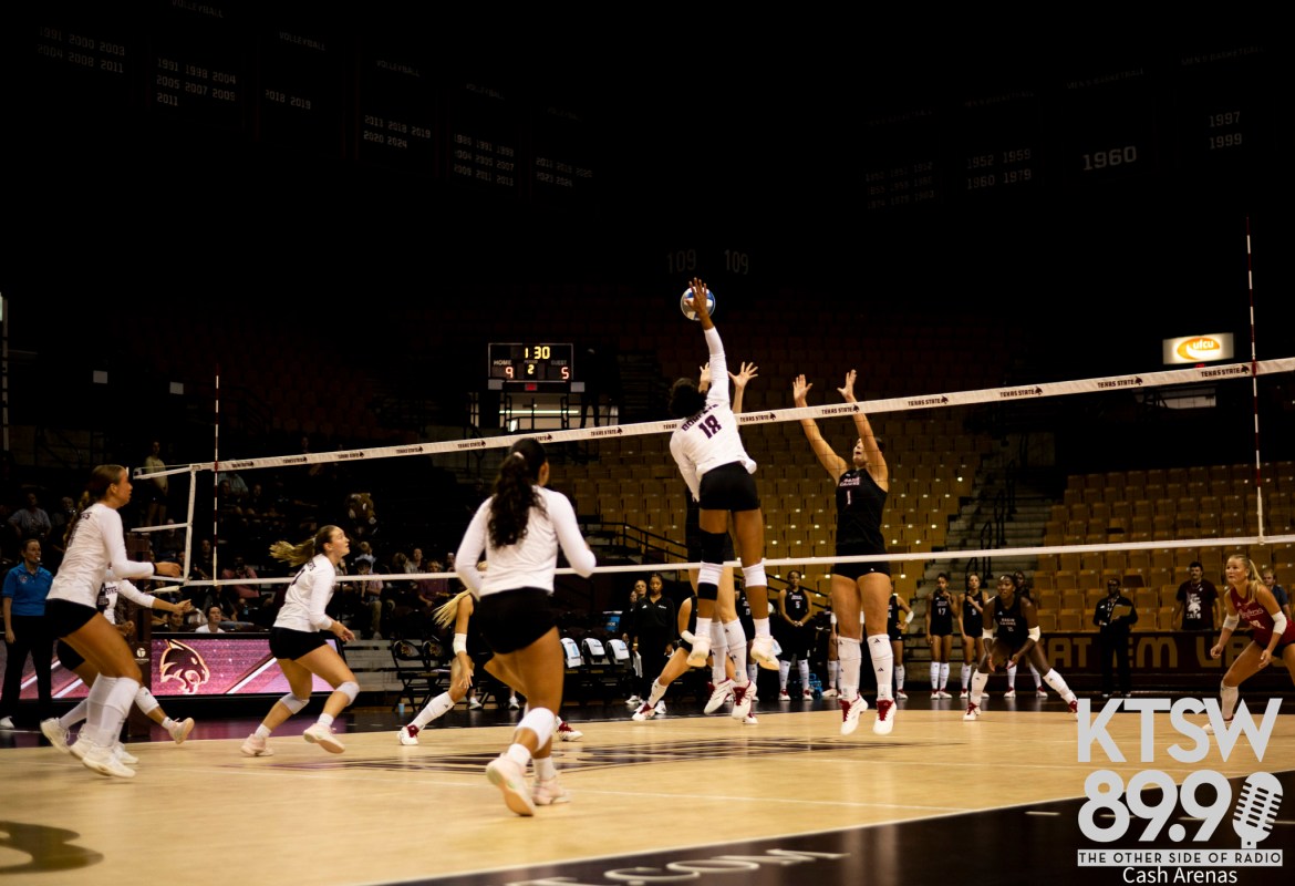 India Bennett hits over the wall