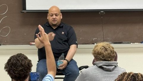 Jeff Howe speaks to a classroom of Texas State students.