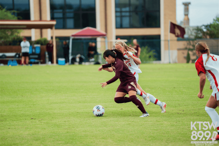 Matsuri Tsutsui dribbling through the defense.
